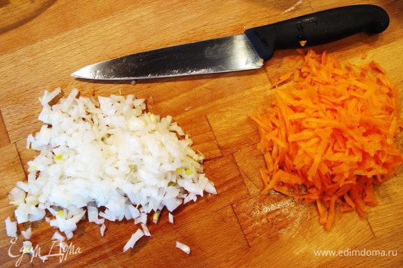 Пока варится картофель, лук почистить, порезать произвольно. Морковь почистить и натереть на терке.