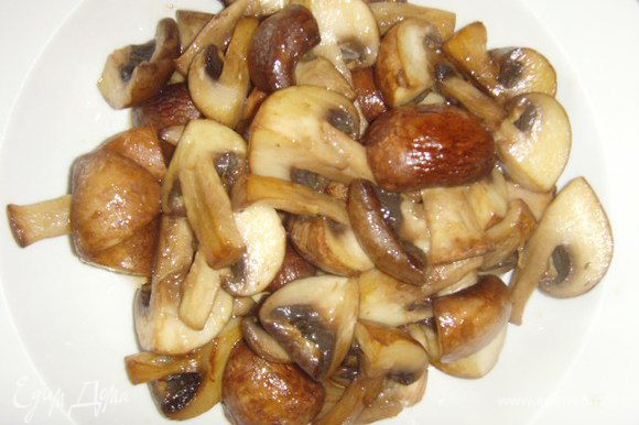 в жароустойчивой посуде закарамелизировать грибы в оливковом масле. Когда грибы запахнут орехами, они готовы. Отложить их в стортну.