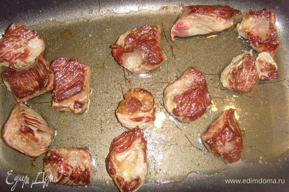 в той же посуде порционно обжарить мясо со всех сторон, при необходимости добавить масла. Мясо отложить в сторону.