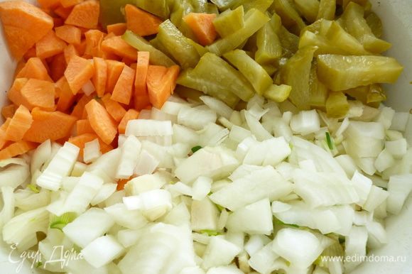 Овощи почистить.Репчатый лук нарезать мелким кубиком,морковь кусочками,соленые огурцы крупной соломкой.