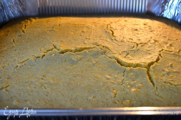 И поставить выпекаться кукурузный хлеб на 25-30 минут в предварительно разогретую до 180 С духовку (до золотистого цвета).