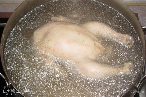 Цыпленка вымыть, положить в кастрюлю с водой. После закипания, снять пену. Варить около часа.