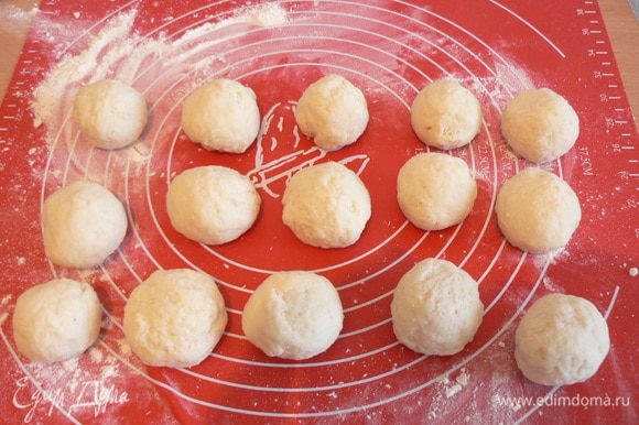 Разделите тесто на небольшие шарики, сложите шарики на тарелочку, подсыпанную мукой, и уберите в холодильник на 20-30 минут,