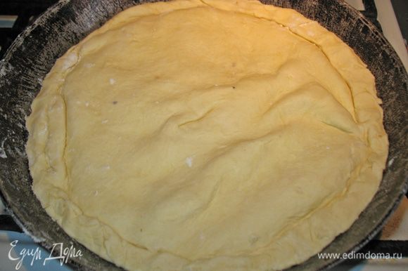 Сверху на начинку выложить вторую часть теста и защипать края теста. Сверху пирог смазать желтком и посыпать кунжутом.