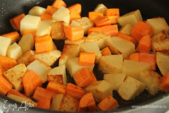 Картофель и морковь обжарить на оливковом масле до золотистой корочки.