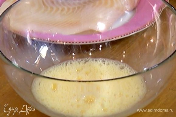 Яйцо слегка взбить венчиком с 1 ст. ложкой холодной воды.