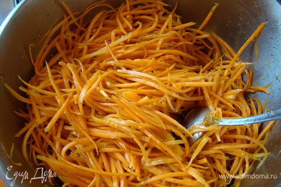 Залить кипящим маслом морковь, влить уксус и хорошо перемешать