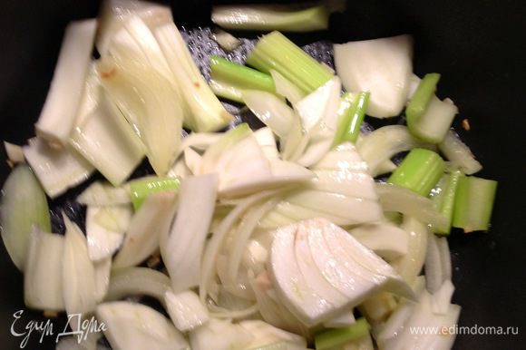 Добавить порезанные овощи к чесноку, тушить периодически помешивая.