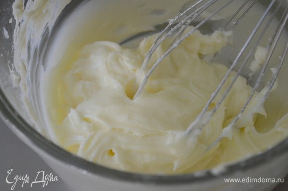 Смешать сливочный сыр с сахаром на скорости до мягкого состояния и ровной консистенции.