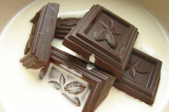 Для ганаша разогреть сливки до кипения и залить ими мелко поломанный шоколад. Размешивать до полного растворения шоколада. Убрать ганаш в холодильник на 2-3 часа.