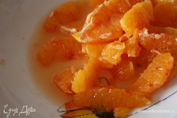 С апельсинов снимем кожуру острым ножом так,чтобы была видна мякоть. Вырежем дольки между перегородок,делаем это над тарелкой,сок нам еще пригодится! Сок добавляем к меду,доводим до кипения и составляем настаиваться 10 минут.