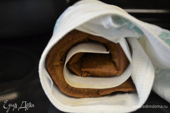 Достанем из духовки можно на полотенце с бумагой для выпечки выложить бисквит и горячим свернуть осторожно его в рулет на несколько минут.