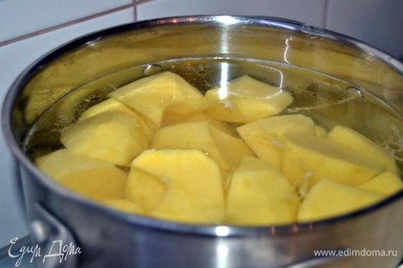 Картофель очистить и отварить до готовности.Не забыть посолить,когда закипит вода.