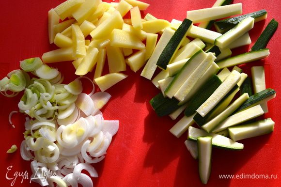 Нарезать полукольцами лук-порей (можно заменить на 2 стебля зеленого лука). Кабачок и картошку нарезать небольшими брусочками.