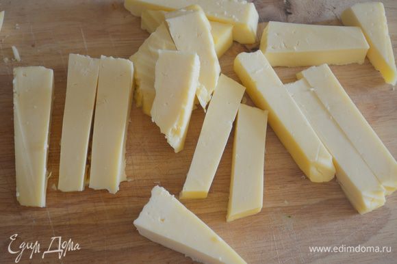 сыр нарезать на брусочки