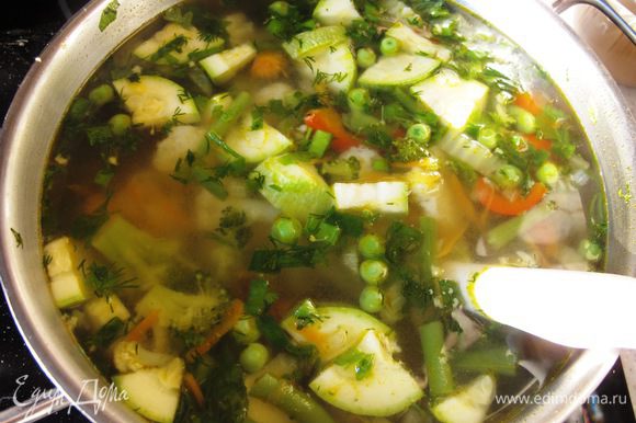 Положите в суп зеленый горошек и стручковую фасоль. Варите до готовности овощей минут 15.