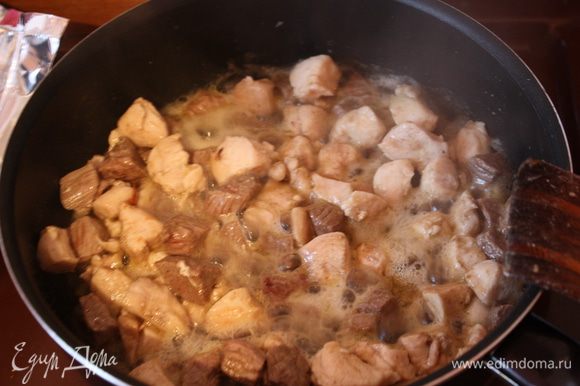Говядину и курицу нарезаем небольшими кусочками, примерно 2,5*2,5 см, овощи небольшими кубиками или ломтиками. Тесто достаем из морозилки.В глубокой сковороде на разогретом раст. масле обжариваем наше мясо 1-2 минуты.