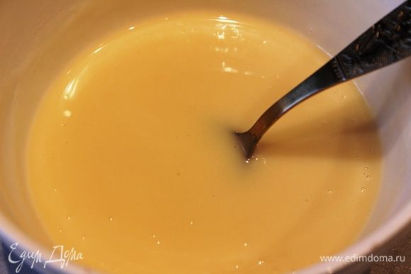 Половину молочно-агаровой смеси ввести в белую часть сгущенного молока. Быстро все перемешать и разлить по формочкам