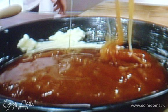 Сварить карамель: для этого 200г сахара растопить в 200 мл воды, добавив 50 г масла. На среднем огне карамелизовать до загустения и золотисто- коричневого цвета. Карамель выложить в формочки.