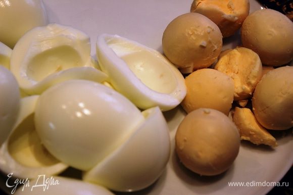 Картофель и яйца отварить...очистить. Вареные яйца разделить на белки и желтки