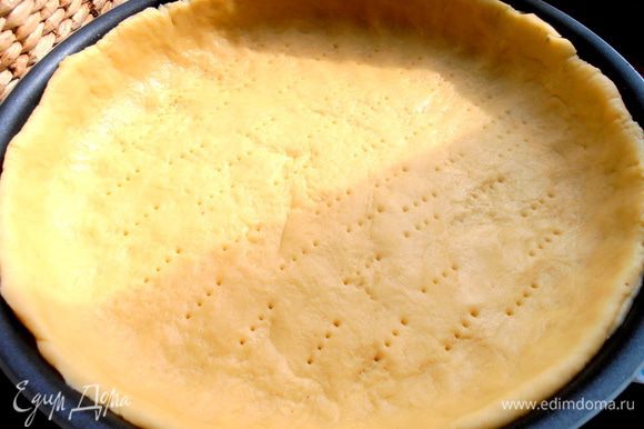 Разминаем тесто по смазанной маслом форме (макаем пальцы в муку, если прилипает), накалываем дно вилкой, чтобы не вздулось буграми.