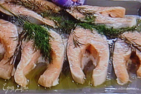 Подавать стейки лосося на подогретом блюде тальятелле, полить соусом.