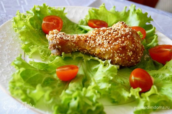 Готовые куриные ножки выложить на листья салата и добавить помидорки. Приятного аппетита!!!