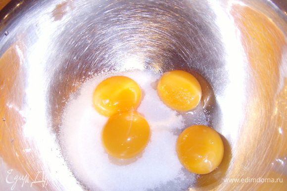 Желатин замочить в холодной воде. Яйца взбить с сахаром на водяной бане (я делала двойную порцию и за не имением коричневого сахара, использовала белый).