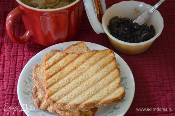 Подаем с багетом или хлебом по вашему вкусу, сверху выкладываем бальзамический лук. Приятного аппетита.