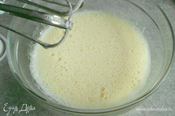 Растопить сливочное масло Взбить хорошо яйца с сахаром. Разогреть духовку до 180*С/ с конвектором 160* С.