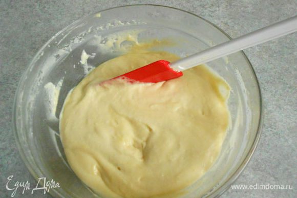 Смешать вместе и просеять муку и разрыхлитель, соль. Соединить яичную смесь с маслом, добавить сухую смесь, хорошо перемешать до однородности и разделить тесто на 2 части.