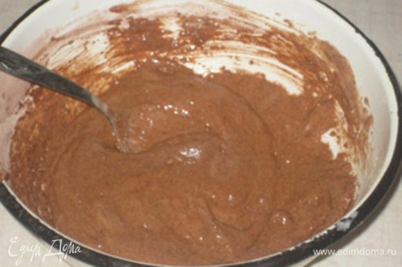 Шоколадный бисквит с добавлением овсяной муки: Сахар взбить с яйцом и ванилью в течении 5 минут. Добавить просеянную овсяную и пшеничную муку. Также разрыхлитель и какао. Перемешать методом складывания.