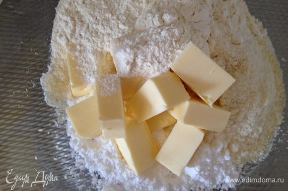 Смешать сухие ингридиенты, добавить масло, маленькую щепотку соли. Вымесить тесто. Если будет сильно прилипать к рукам, добавить еще немного муки. Убрать готовое тесто в холодильник на 30 минут.