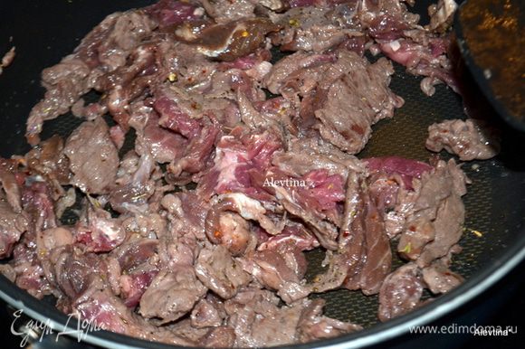Разогреть сковороду, вылить 2 стол.л масла. Выложить кусочки мяса со специями, приправа идет итальянская (смесь). Обжаривать примерно 5 мин.