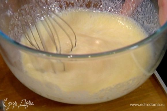 Растопленное масло перемешать с 3 ст. ложками сахара, влить молоко и взбить все миксером, затем добавить яйцо и еще немного взбить.