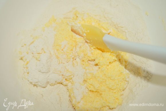 В муку вводим яично-масляную смесь и размешиваем лопаткой - получается мягкая крошка