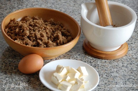 Для приготовления хлебных корзинок измельчить специи в ступке, хлеб нарезать мелким кубиком смешать его со взбитым яйцом и размягченным сливочным маслом.