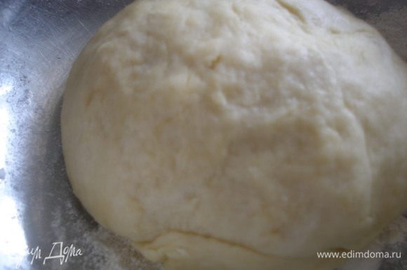 Добавить соды на кончике ножа. И по немного добавляя муки замесить тесто. Тесто должно быть мягким и эластичным. Накрыть тесто полотенцем и дать отдохнуть минут 20-30.