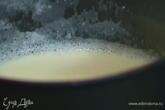 Молоко влить в небольшую кастрюлю и прогревать до первых пузырьков.