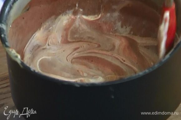 Сливки взбить миксером в плотную массу, разделить пополам, одну часть вмешать в крем с черным шоколадом, вторую — в крем с белым шоколадом.