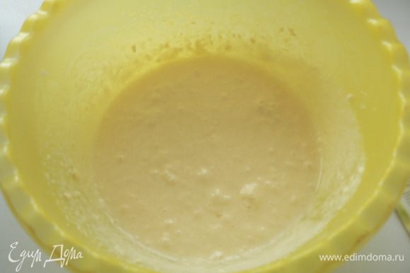 Размягченный маргарин взбить с солью, ванильным сахаром и сахаром до пышной массы,вбить по одному яйца,