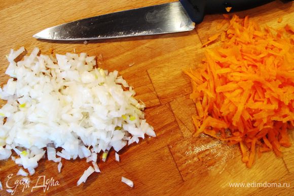 Пока варится свекла режем мелко лук, морковь трем на крупной терке.