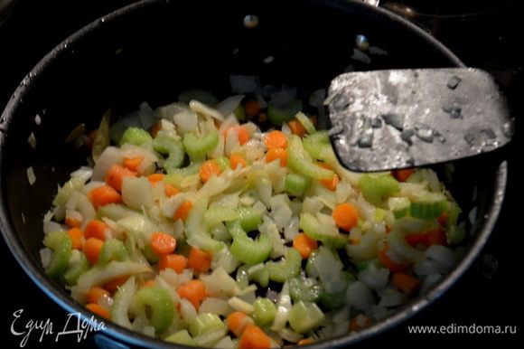 Обжарить лук, морковь, сельдерей и чеснок. Добавить лавровый лист.