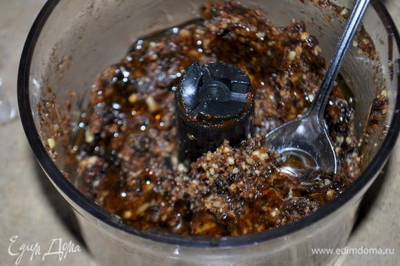 Чернослив и орехи размолоть в кухонном процессоре. Добавим мед и пропустим через несколько пульсаций.