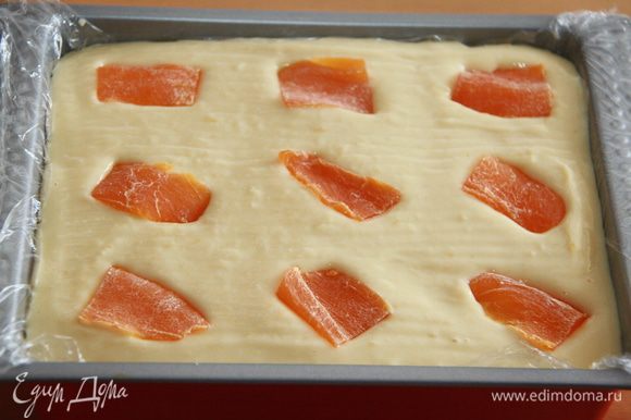 Заливаем верхний слой печенья заварным манговым кремом-желе. Украшаем десерт кусочками сушёного манго. Убираем застывать в холодильник на 2 часа.