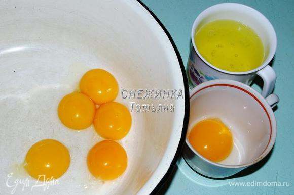 У яиц отделяем белки от желтков. Один желток оставляем для смазывания куличей перед выпечкой. Белки будем использовать все.