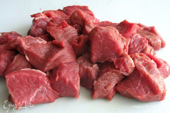 Мясо нарежьте средними кусочками.