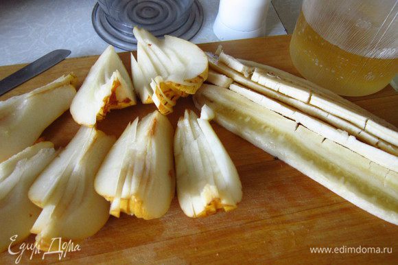 Банан очистить и нарезать вдоль на части, у груш удалить сердцевину и нарезать на тоненькие дольки.