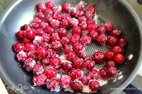 Добавить замороженные ягоды (не размораживать заранее!) и готовить на сильном огне 2-3 мин. Налить 1 ст.л. бренди, довести до кипения и убрать с огня. Охладить.
