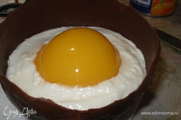 Для имитации желтка в центр "шоколадного яйца"положить половинку персика.До подачи на стол,десерт держать в холодильнике!